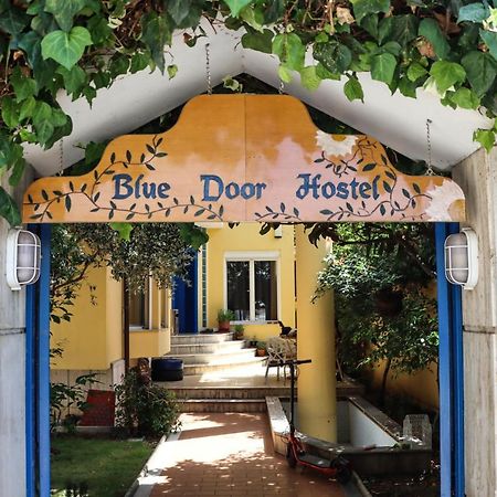 Blue Door Hostel Тирана Экстерьер фото