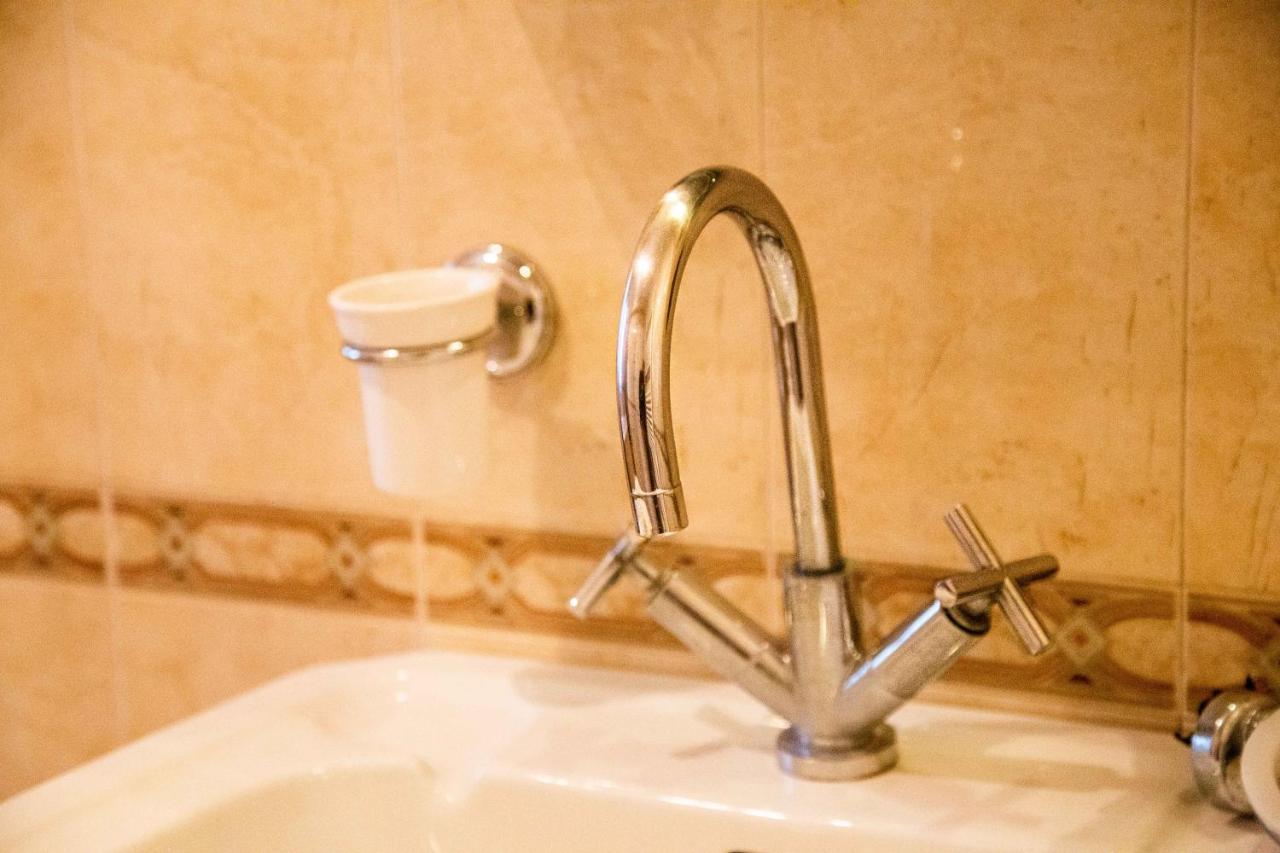 Blue Door Hostel Тирана Экстерьер фото