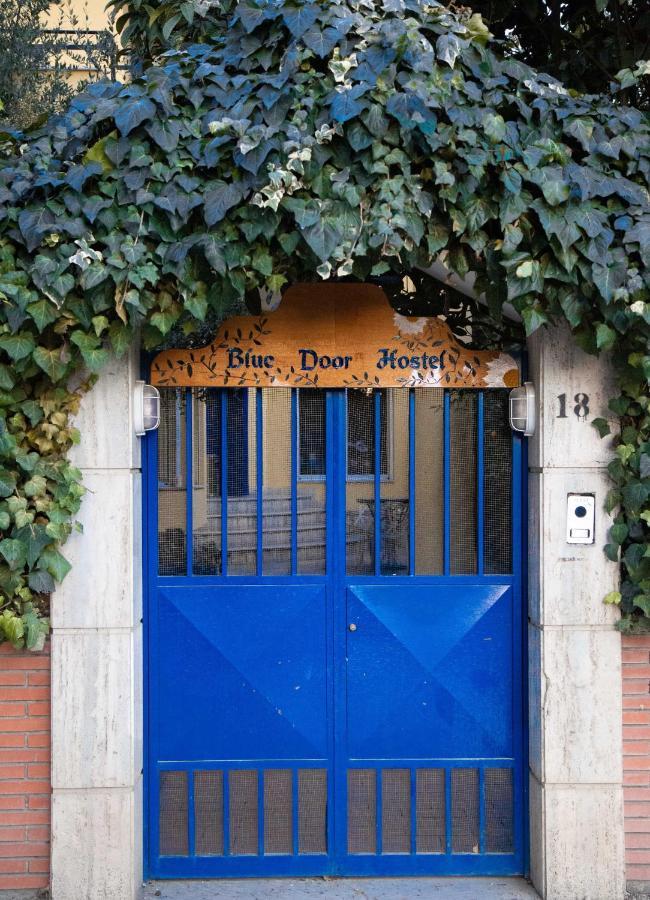 Blue Door Hostel Тирана Экстерьер фото