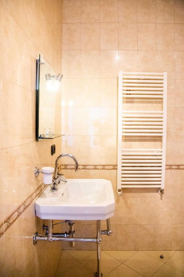 Blue Door Hostel Тирана Экстерьер фото
