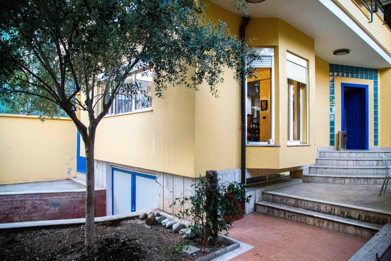 Blue Door Hostel Тирана Экстерьер фото