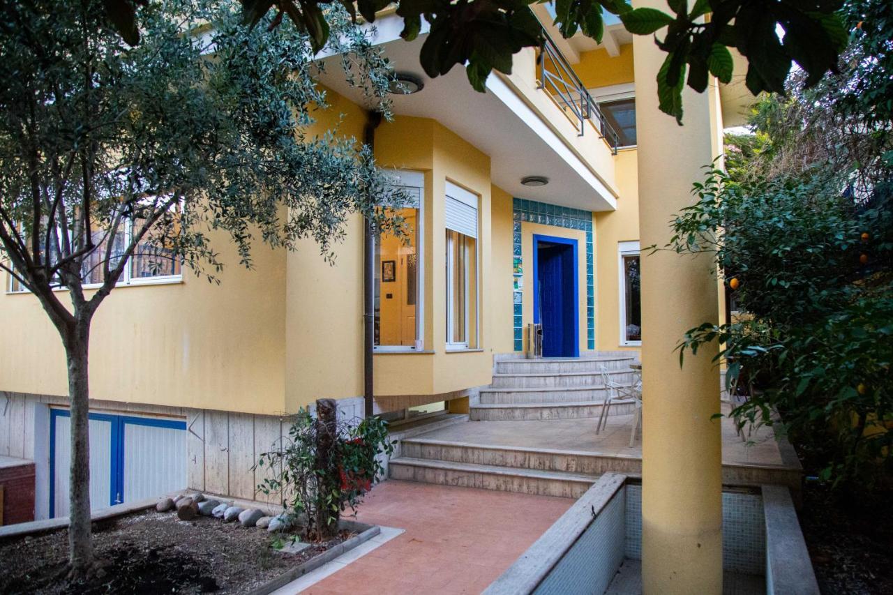 Blue Door Hostel Тирана Экстерьер фото