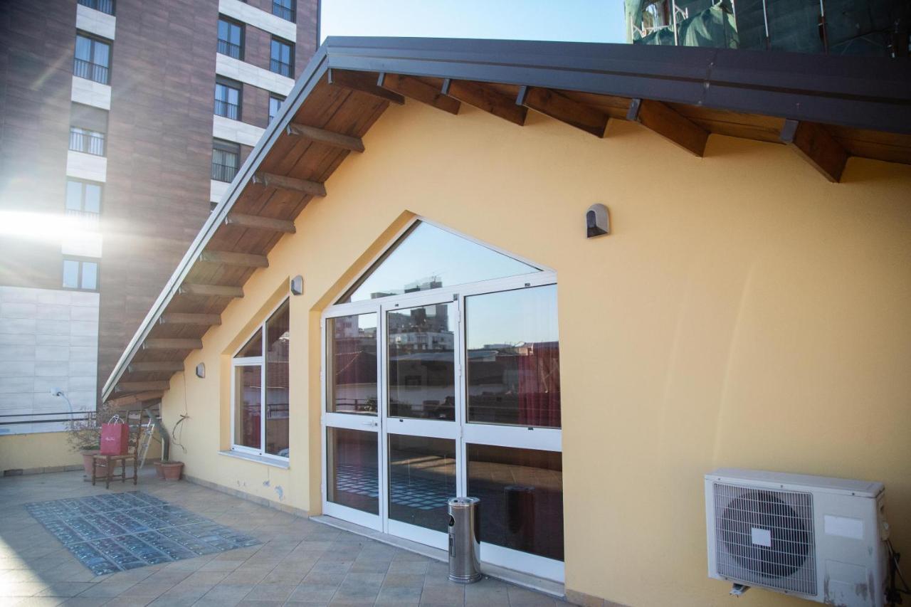 Blue Door Hostel Тирана Экстерьер фото
