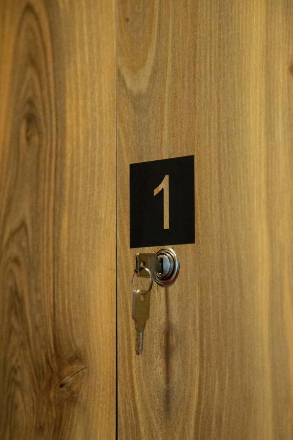 Blue Door Hostel Тирана Экстерьер фото