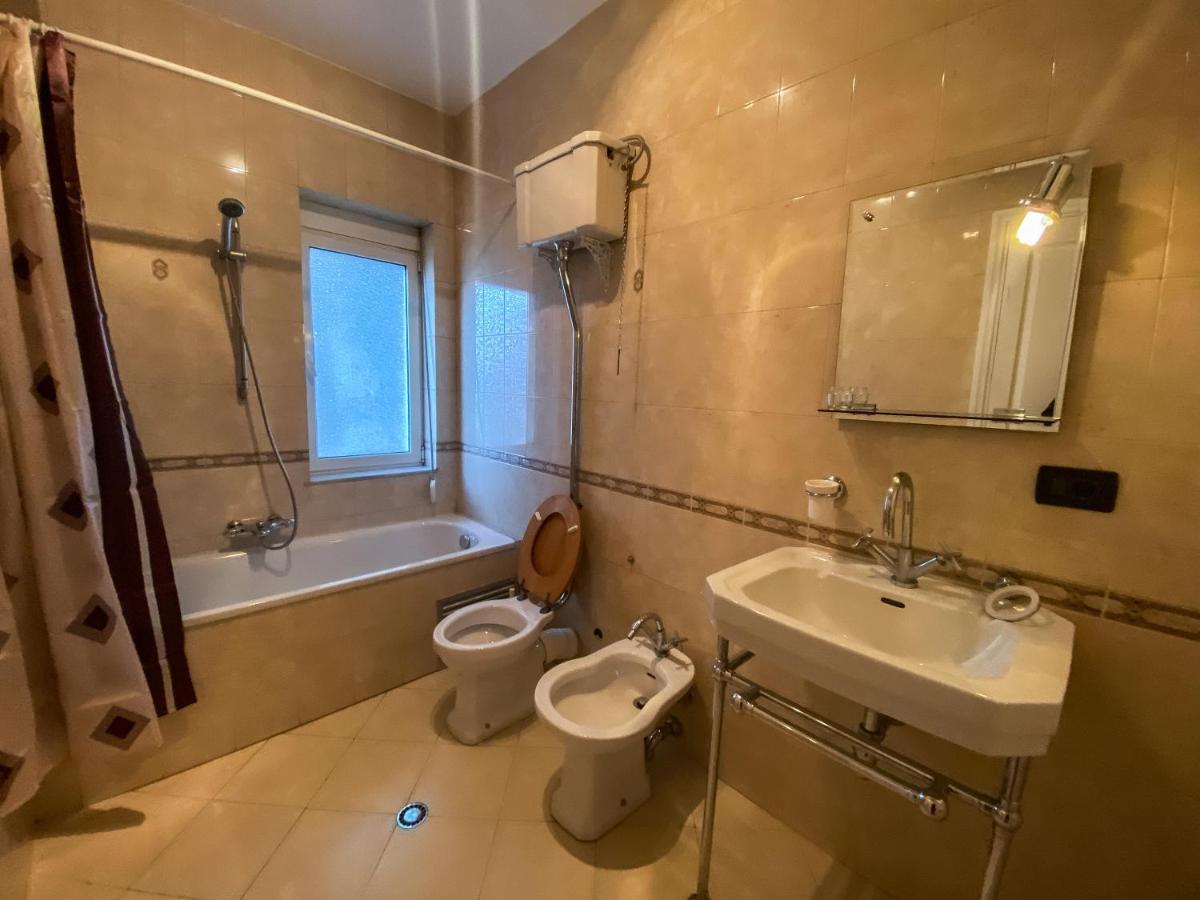 Blue Door Hostel Тирана Экстерьер фото