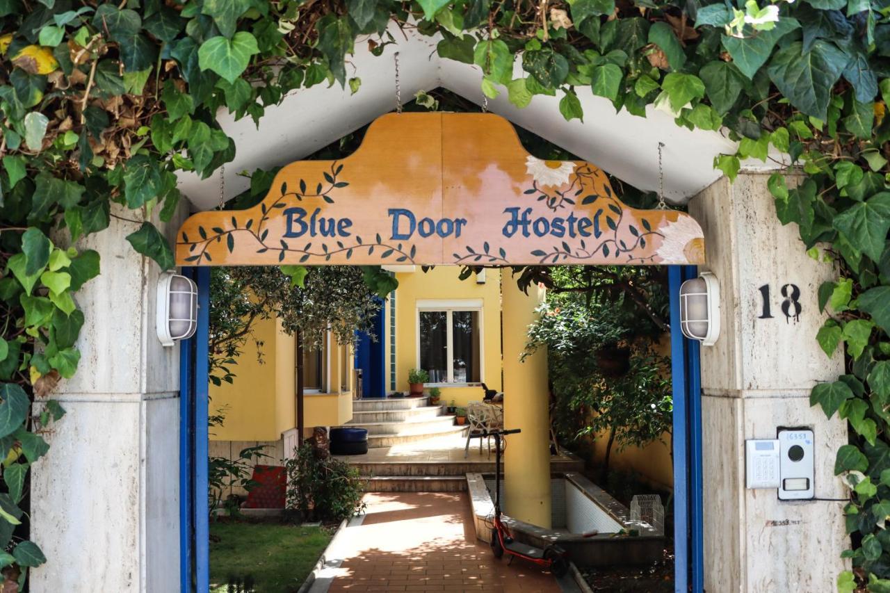 Blue Door Hostel Тирана Экстерьер фото