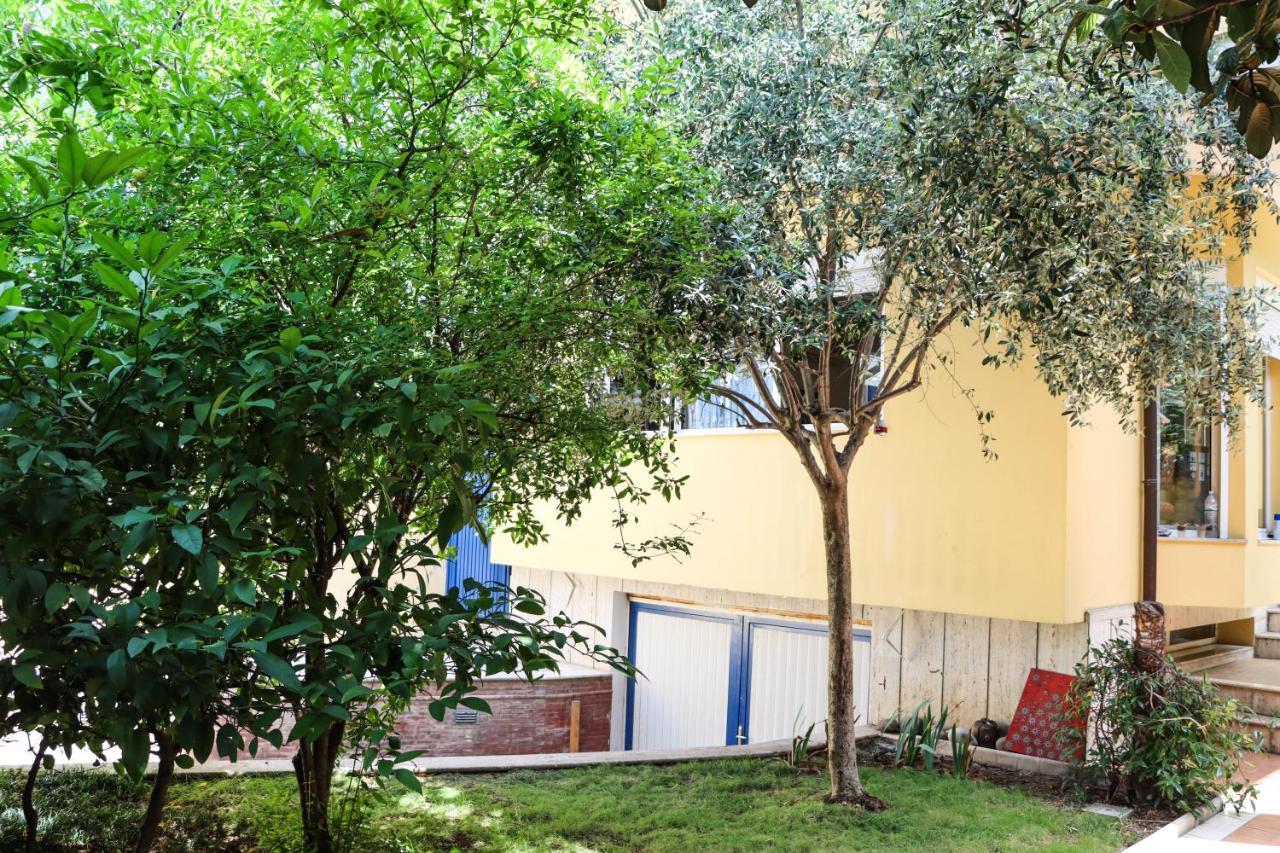Blue Door Hostel Тирана Экстерьер фото