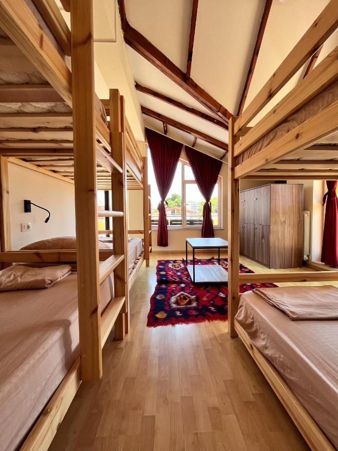 Blue Door Hostel Тирана Экстерьер фото