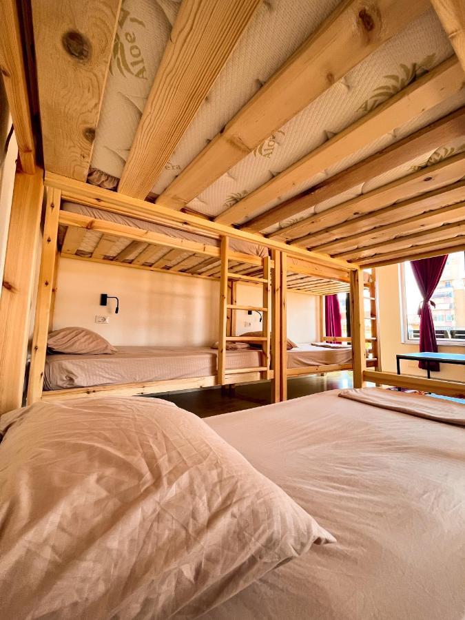 Blue Door Hostel Тирана Экстерьер фото