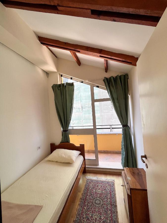 Blue Door Hostel Тирана Экстерьер фото