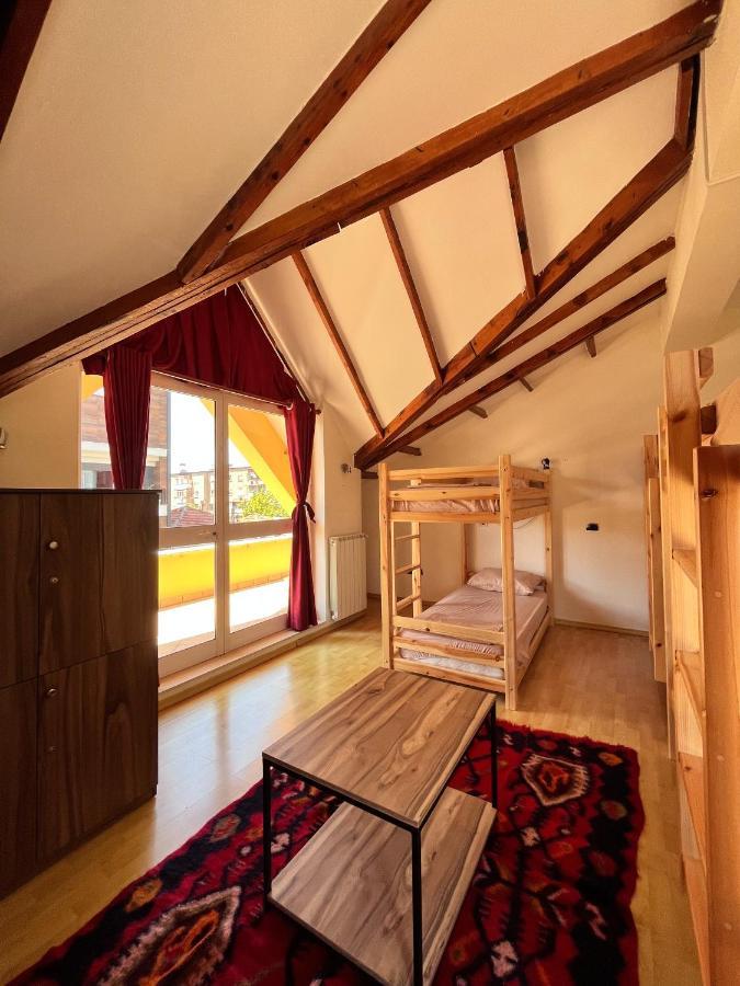 Blue Door Hostel Тирана Экстерьер фото