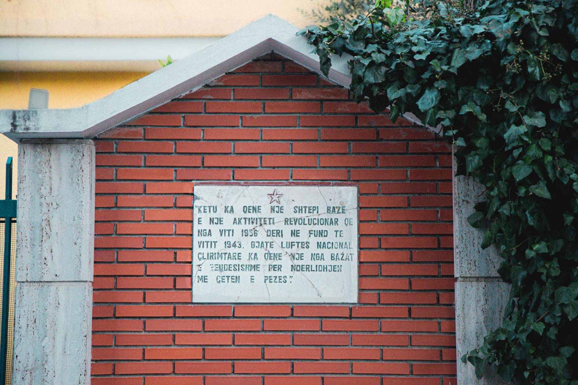 Blue Door Hostel Тирана Экстерьер фото