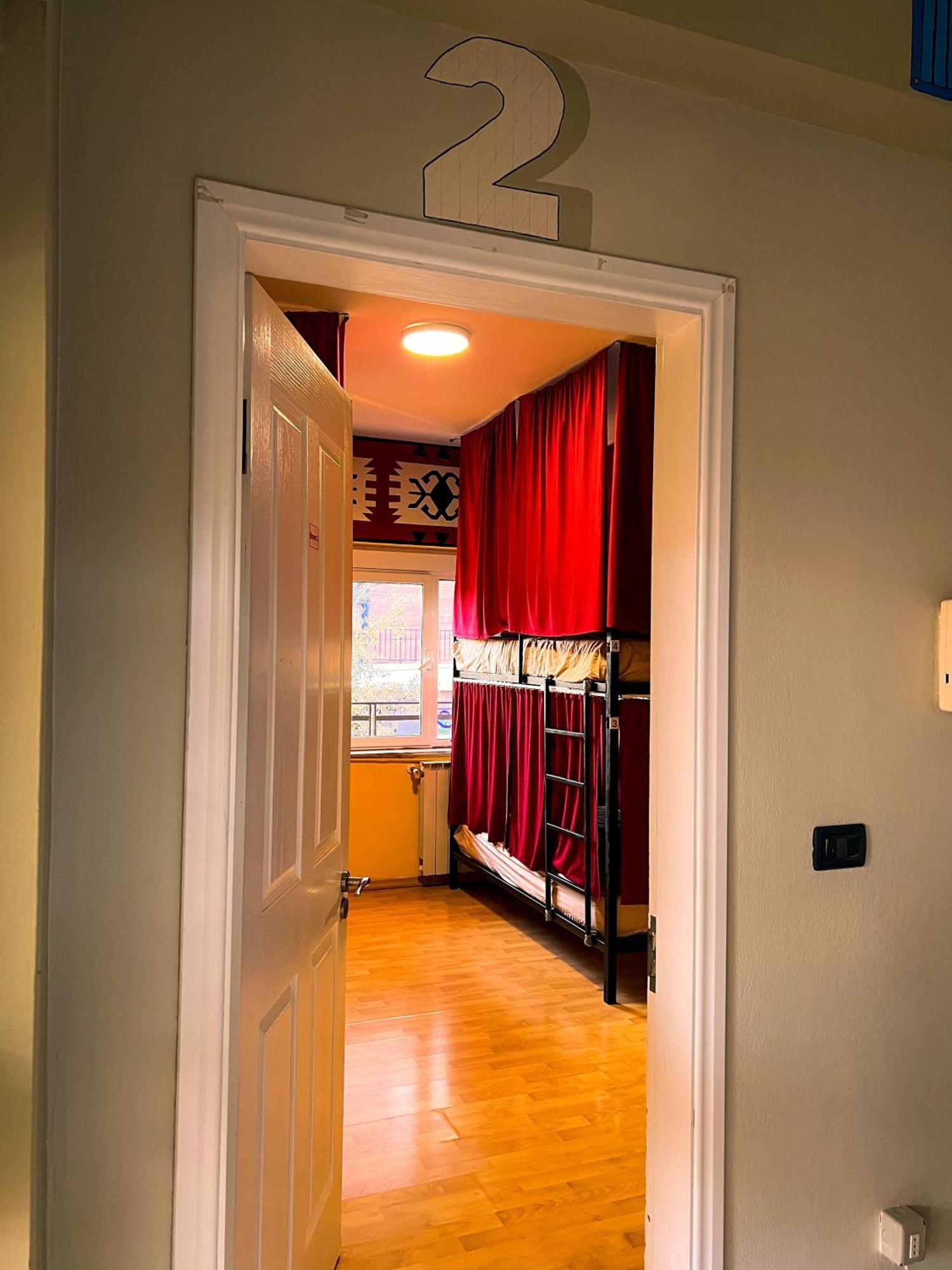 Blue Door Hostel Тирана Экстерьер фото