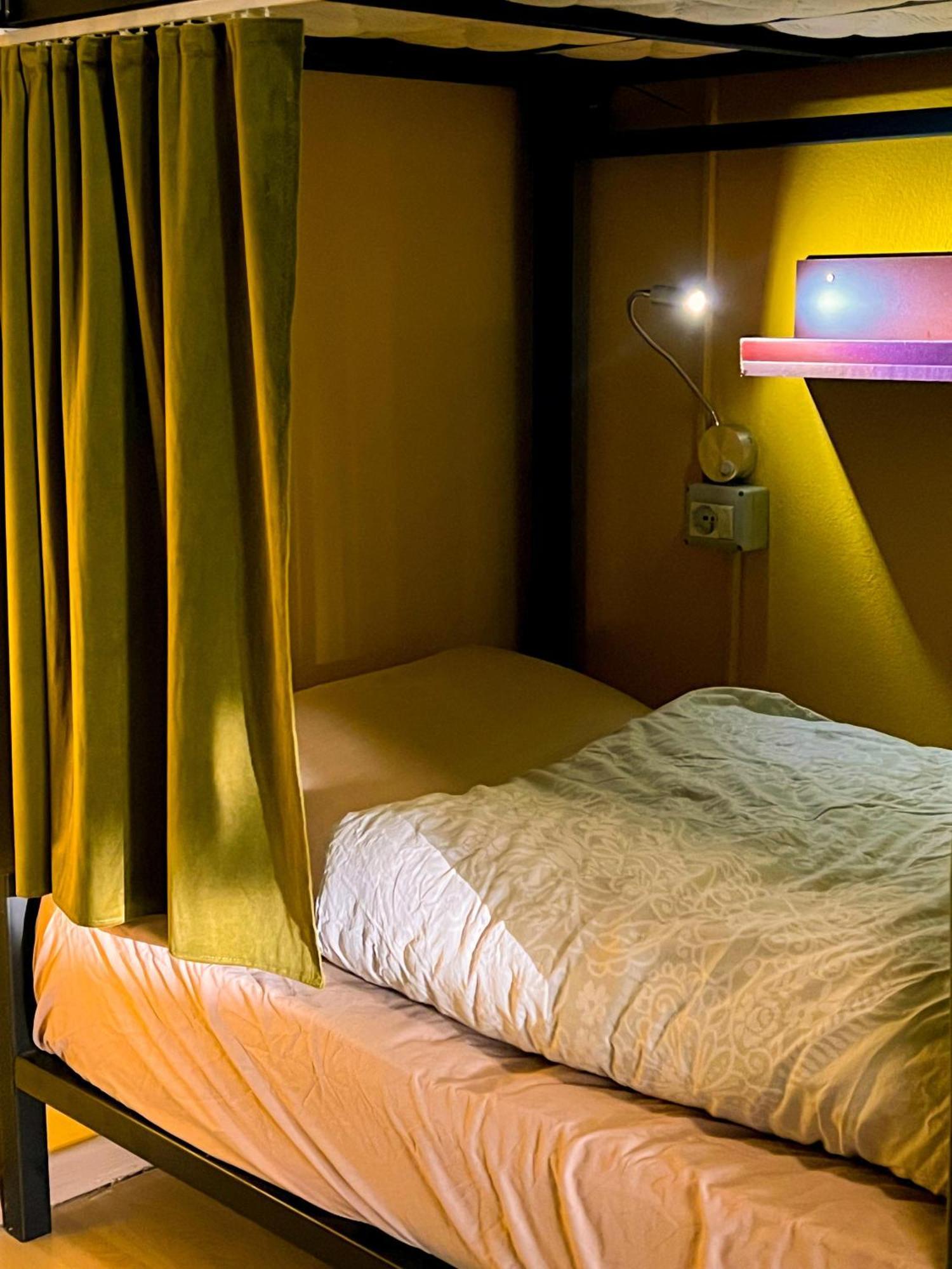 Blue Door Hostel Тирана Экстерьер фото