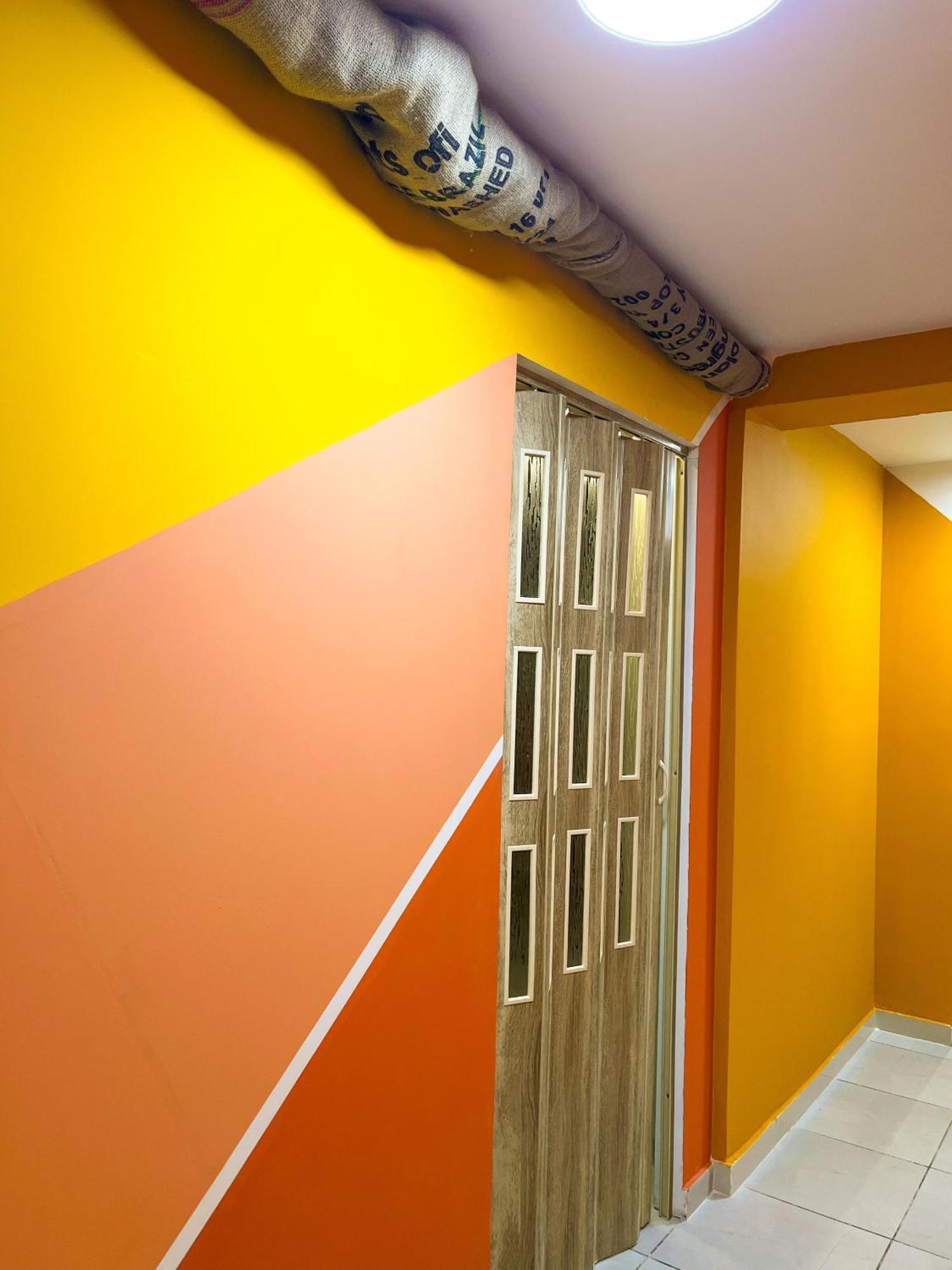 Blue Door Hostel Тирана Экстерьер фото