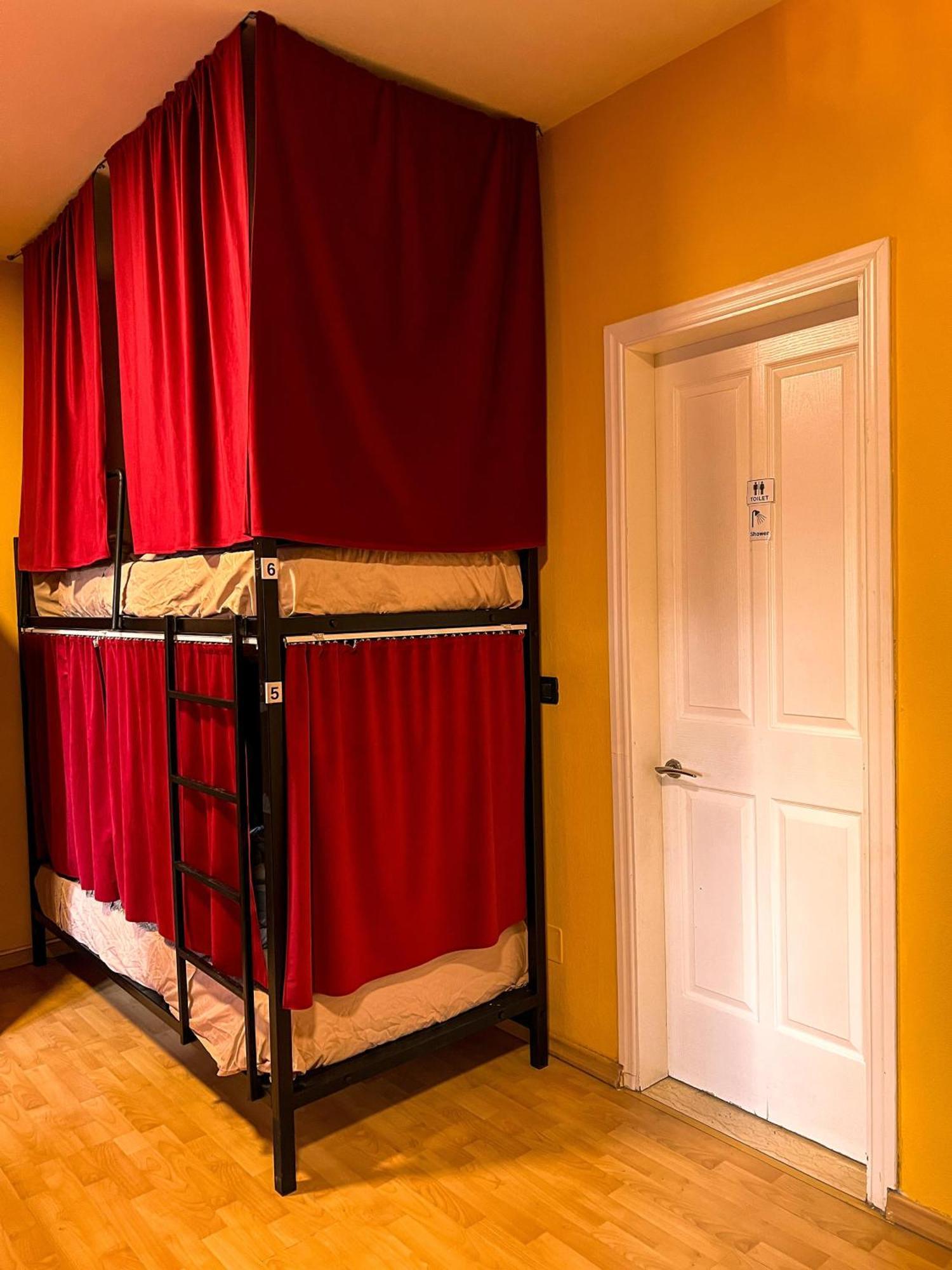 Blue Door Hostel Тирана Экстерьер фото