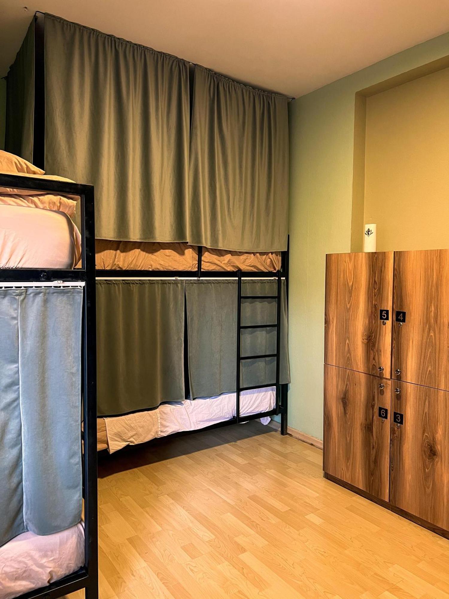 Blue Door Hostel Тирана Экстерьер фото