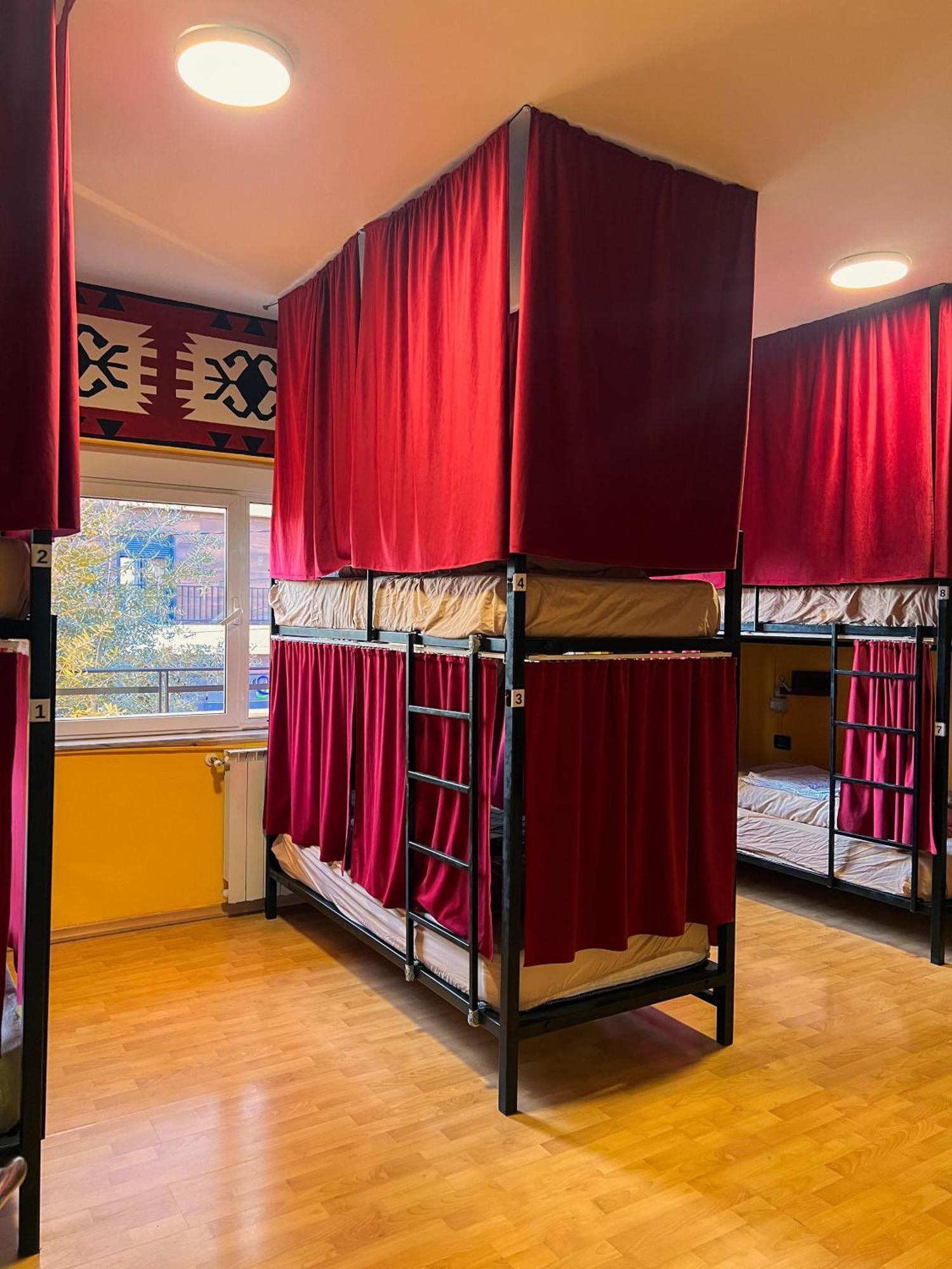 Blue Door Hostel Тирана Экстерьер фото