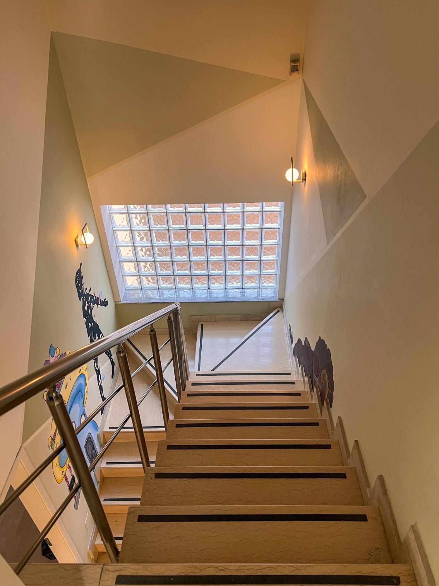 Blue Door Hostel Тирана Экстерьер фото