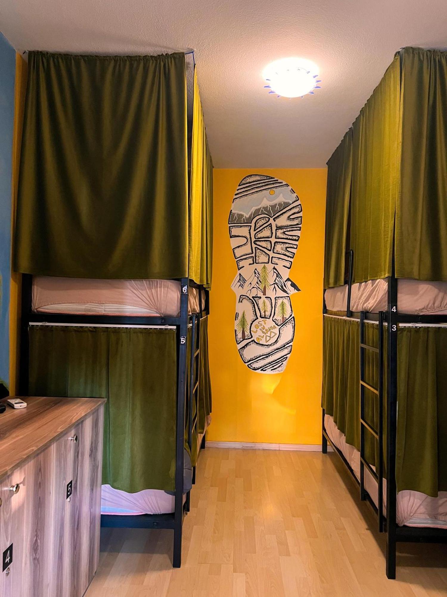 Blue Door Hostel Тирана Экстерьер фото