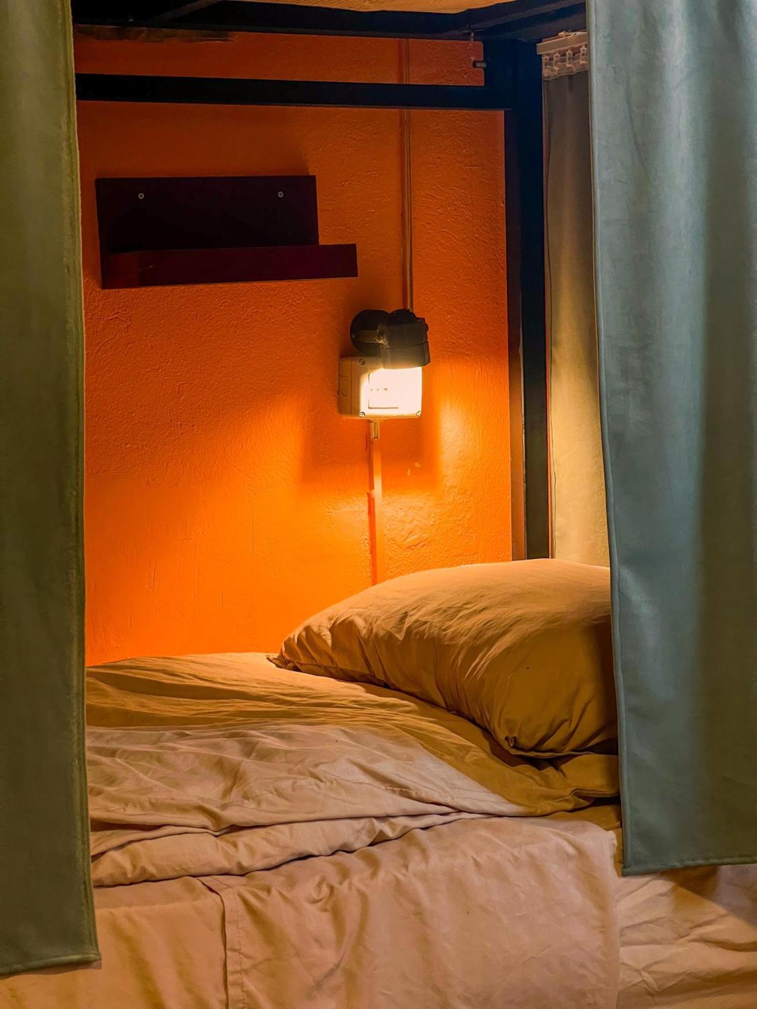 Blue Door Hostel Тирана Экстерьер фото