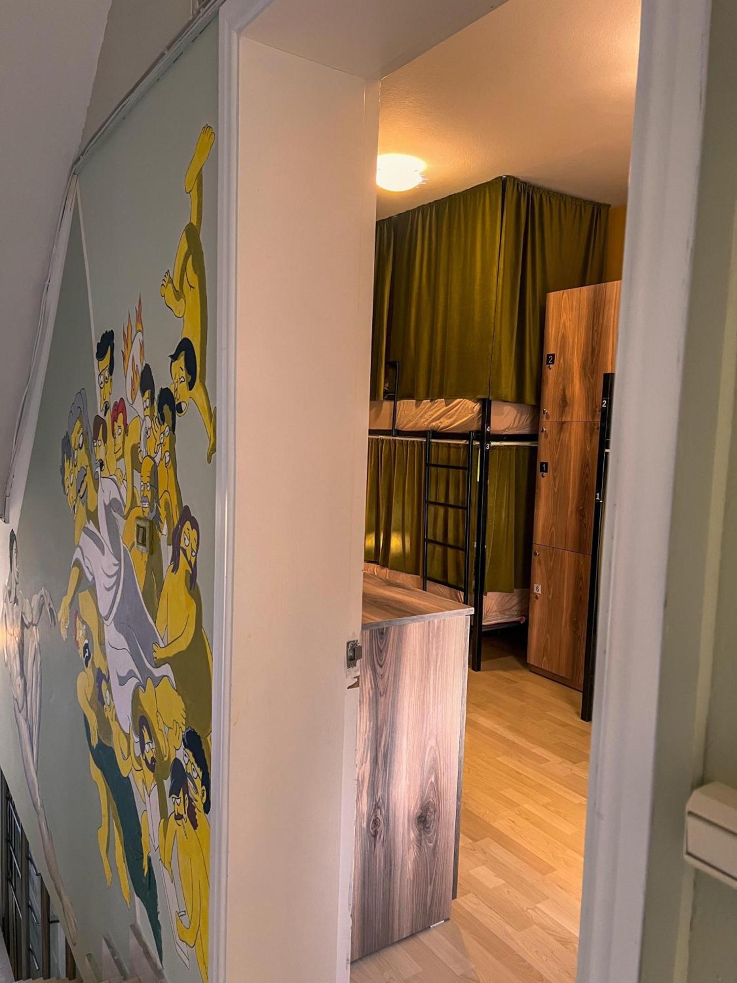 Blue Door Hostel Тирана Экстерьер фото