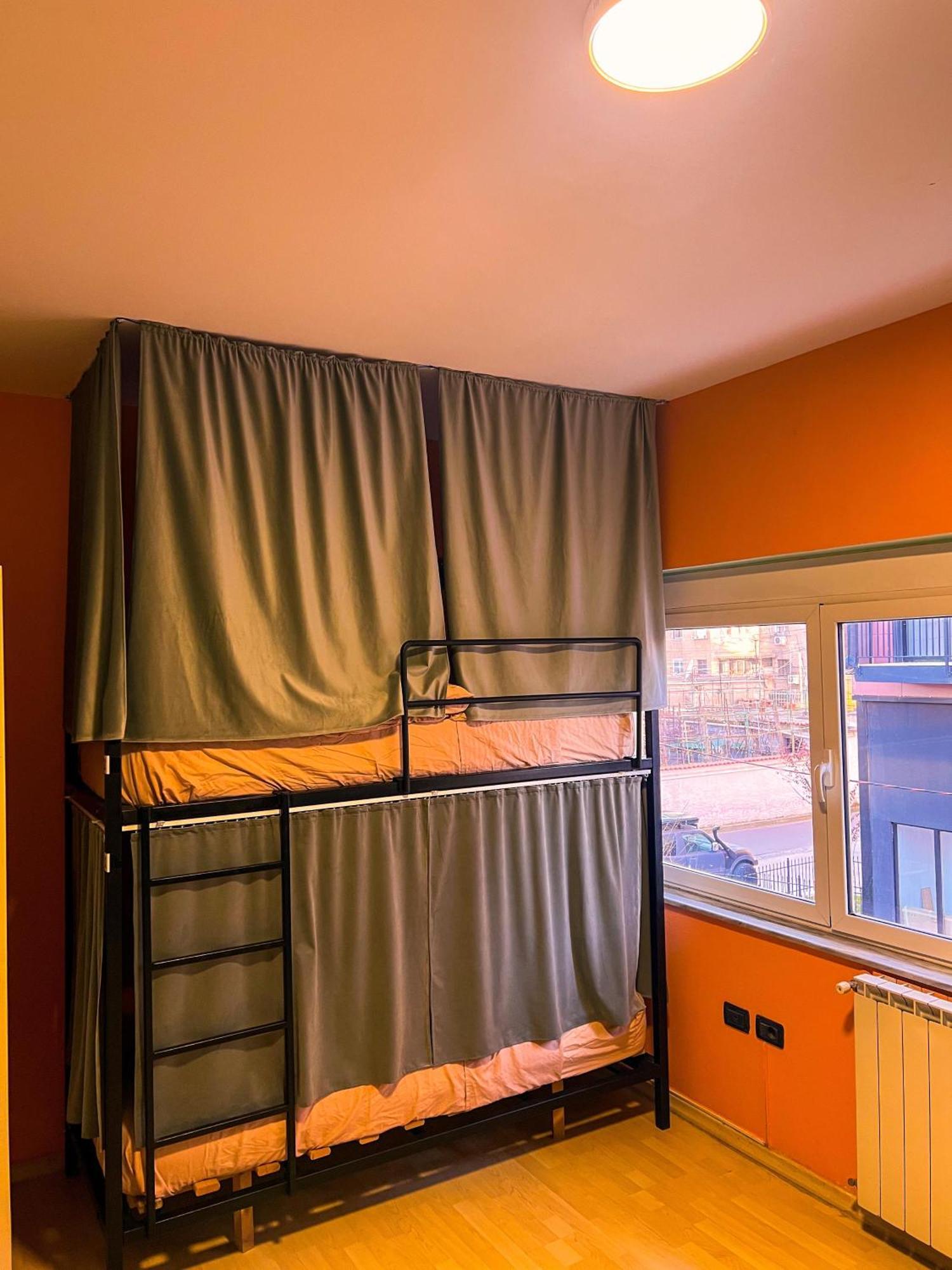 Blue Door Hostel Тирана Экстерьер фото