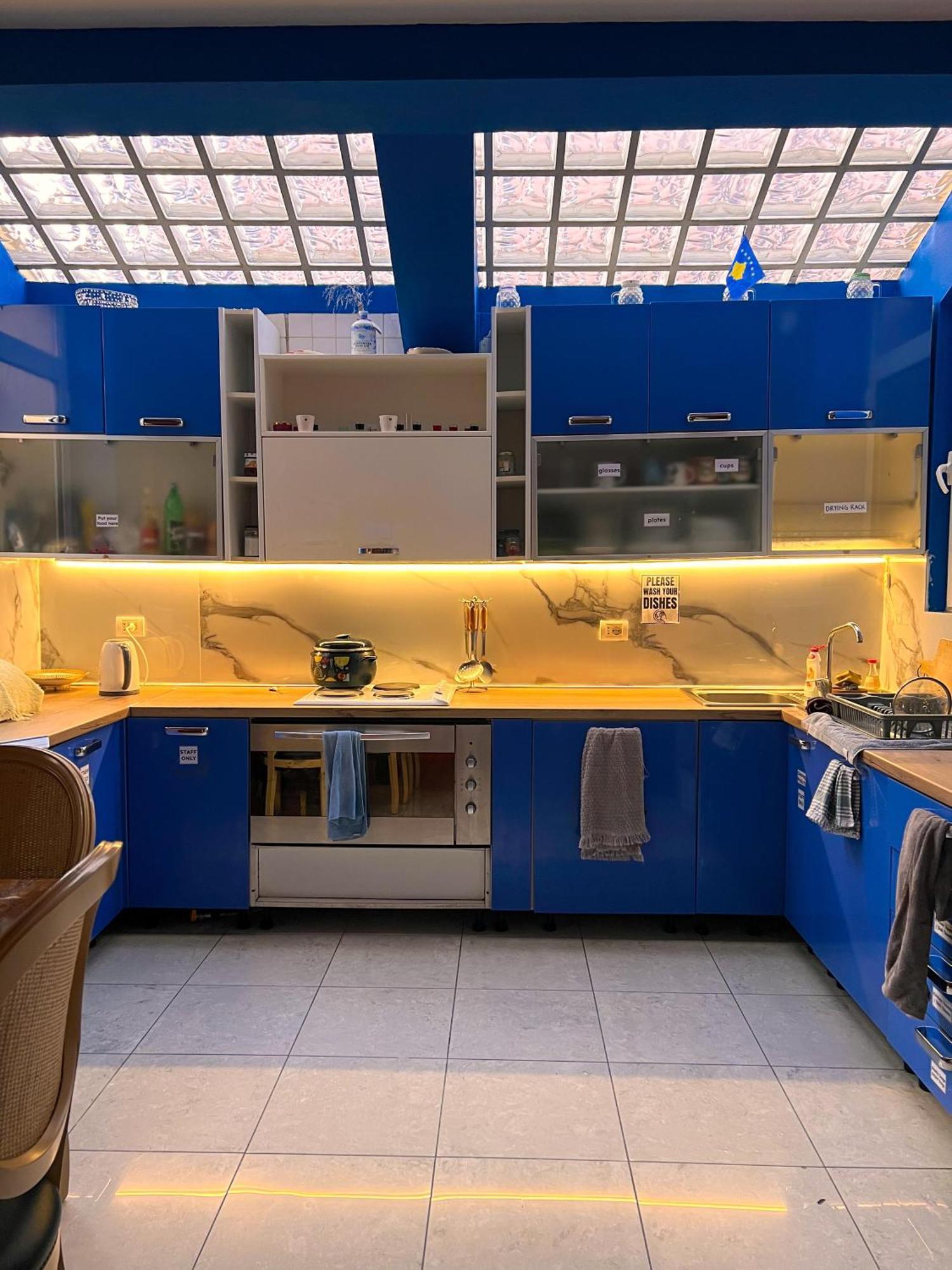 Blue Door Hostel Тирана Экстерьер фото
